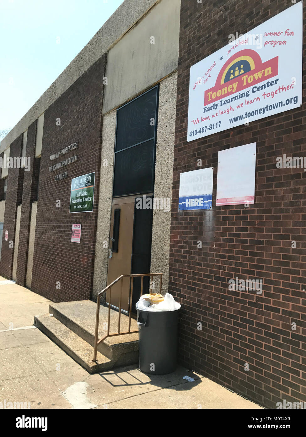 Das Cecil Kirk Recreation Center mit dem Tooney Town Early Learning Center in Baltimore, MD, ist eine wichtige Gemeinschaftseinrichtung für Bildung und Erholung. Stockfoto