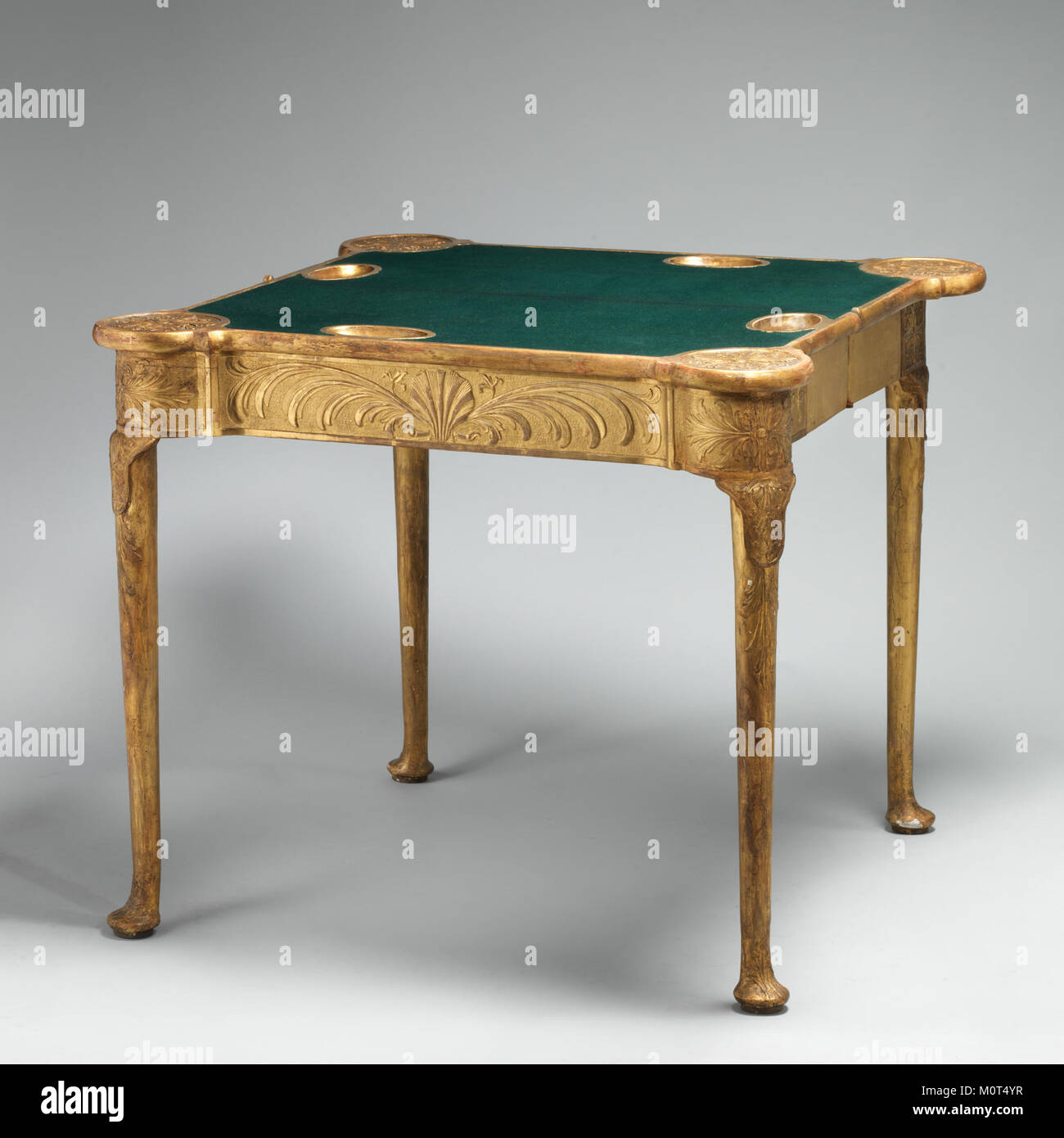 Dieses Bild zeigt einen Kartentisch aus der Sammlung des Metropolitan Museum of Art, katalogisiert unter DP-14061-123. Es ist wahrscheinlich ein gutes Beispiel für dekorative Kunst, deren Handwerkskunst oder Design einen bestimmten historischen Stil widerspiegelt. Stockfoto