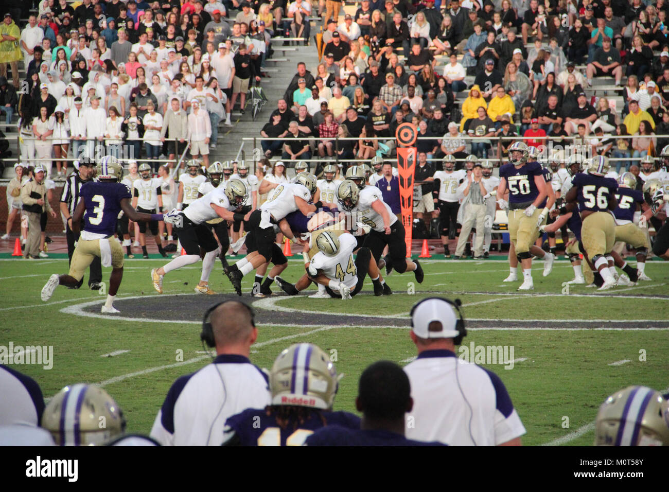 Das Fußballspiel 2017 zwischen der Cartersville High School und der Calhoun High School führte zu einem Wettkampf zwischen den beiden Teams, bei dem regionale High School-Leichtathletik in Georgia gezeigt wurde. Stockfoto