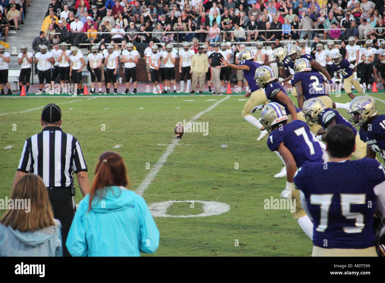 Foto vom Fußballspiel 2017 zwischen der Cartersville High School und der Calhoun High School, in dem die wichtigsten Momente des Spiels und der Teamaction auf dem Spielfeld festgehalten werden. Stockfoto
