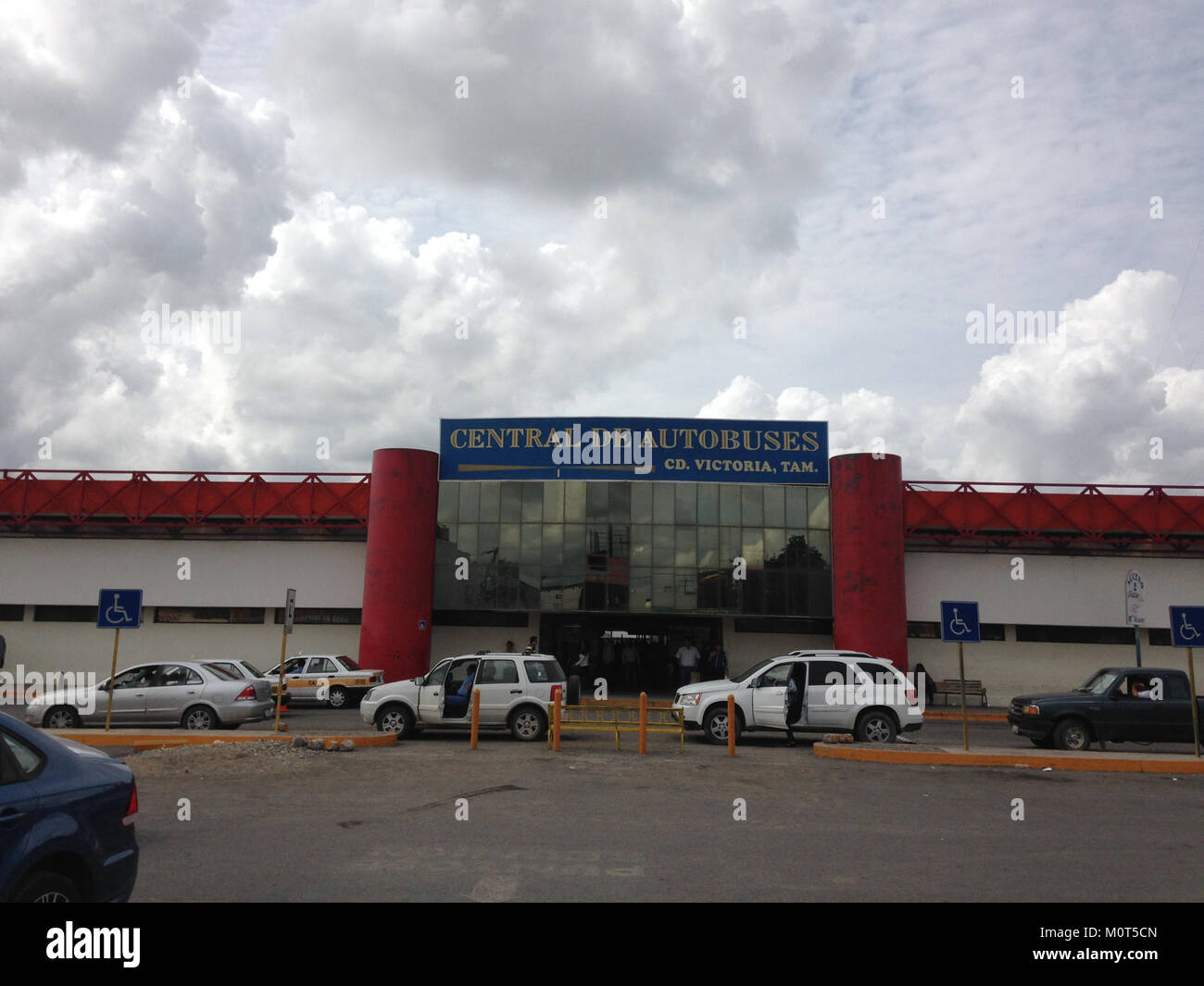 Der Central de Autobuses ist ein wichtiger Busbahnhof in Mexiko-Stadt und dient als Verkehrsknotenpunkt für Reisende im ganzen Land. Das Terminal ermöglicht Intercity-Busverbindungen und bietet Fahrgästen eine Vielzahl von Routen zu Zielen innerhalb und außerhalb Mexikos. Es ist ein wesentlicher Bestandteil der Infrastruktur der Stadt, da es Passagiere mit verschiedenen Regionen verbindet und Annehmlichkeiten für ein komfortables Reiseerlebnis bietet. Stockfoto