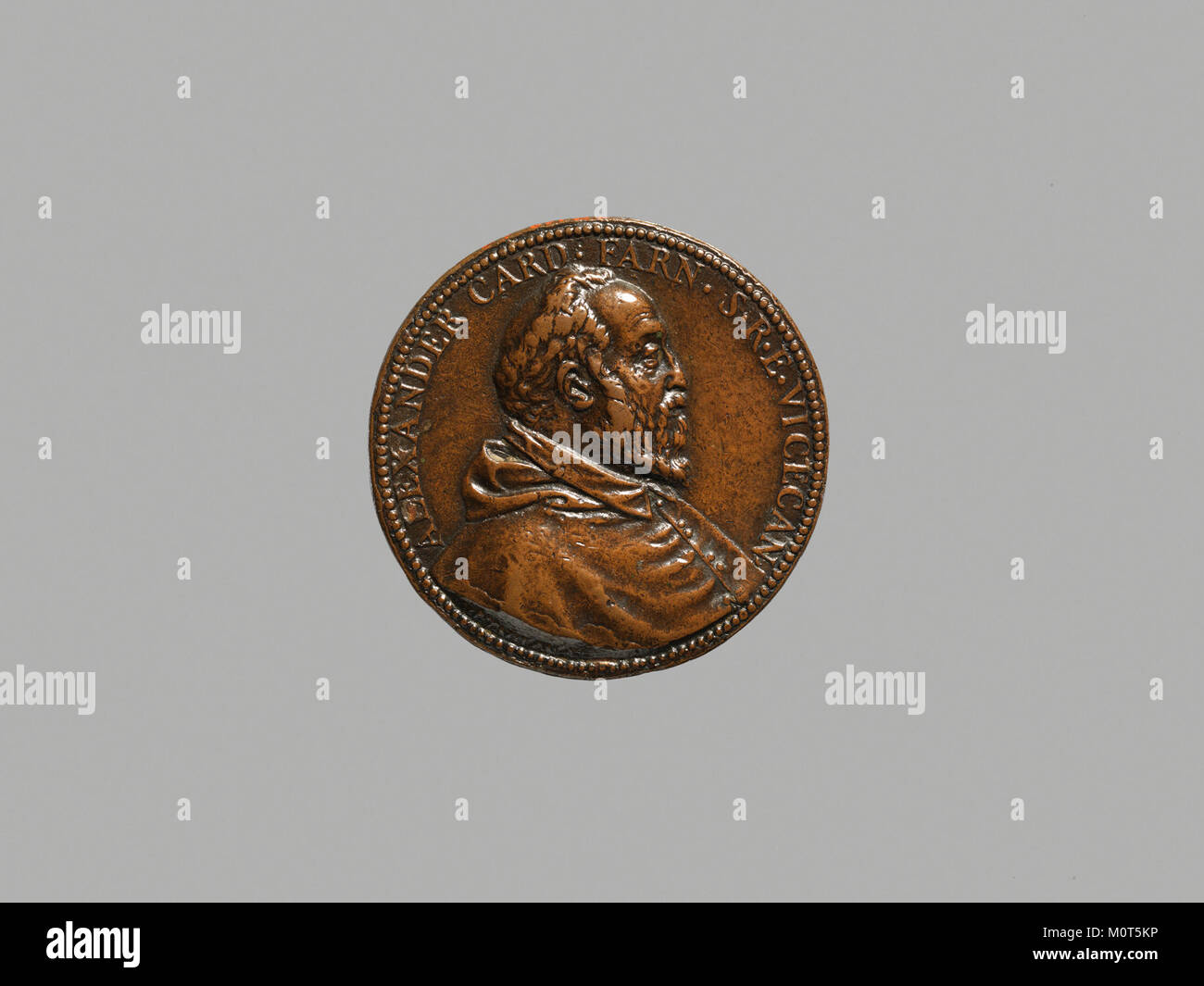 Kardinal Alessandro Farnese war eine prominente Figur in der katholischen Kirche während der Renaissance. Dieses Porträt, das im Metropolitan Museum of Art (MET) untergebracht ist, zeigt seinen hohen Status innerhalb der Kirche und seine Rolle im religiösen und politischen Leben des 16. Jahrhunderts. Stockfoto