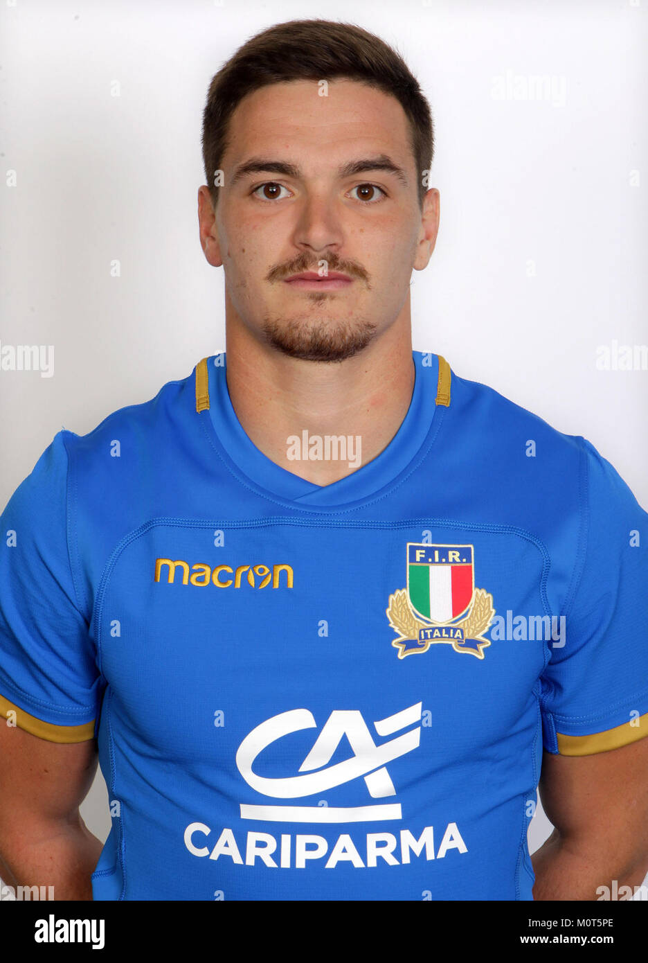 Carlo Canna ist ein italienischer Rugbyspieler, der 2017 für die Nationalmannschaft spielte. Canna ist bekannt für sein geschicktes Spiel und seine taktischen Fähigkeiten und gilt als eines der besten Rugby-Talente Italiens. Stockfoto