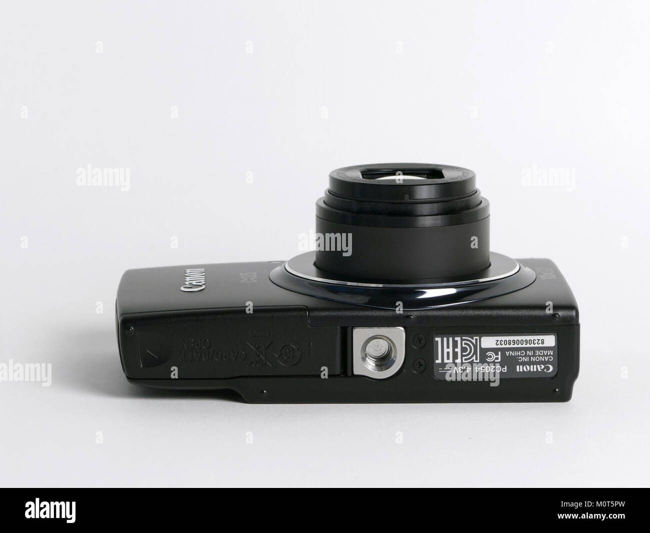 Die Canon IXUS 155 ist eine kompakte Digitalkamera, die für ihre benutzerfreundliche Oberfläche und hochwertige Bilderfassung bekannt ist. 2014 erschien sie und wurde in der alltäglichen Fotografie populär. Stockfoto