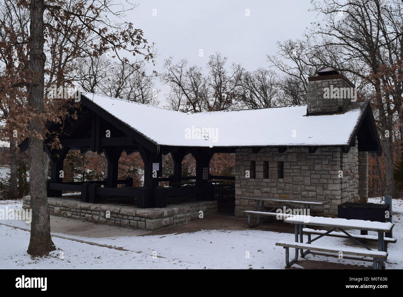 Der CCC Picknickunterstand in Buzzard's Roost im Mark Twain State Park ist ein historisches Gebäude, das vom Civilian Conservation Corps erbaut wurde und öffentliche Bauarbeiten aus der New Deal-Ära der 1930er Jahre repräsentiert. Stockfoto