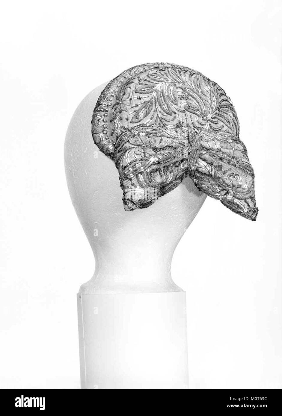 Diese Abbildung zeigt Cap MET 20.736, in Schwarzweiß erfasst, und stellt ein Element oder Artefakt in der MET-Sammlung dar. Es unterstreicht sein Design und seine historische Bedeutung in der Sammlung des Museums. Stockfoto