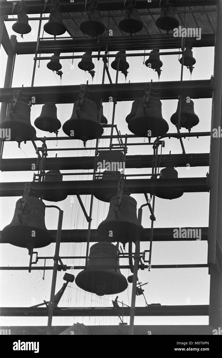 Das Carillon at Plein 40-45 in Amsterdam ist ein bedeutendes Musikinstrument, das sowohl kulturelle als auch historische Bedeutung repräsentiert. Dieses Carillon wird für öffentliche Auftritte und als Symbol für Resilienz verwendet. Stockfoto