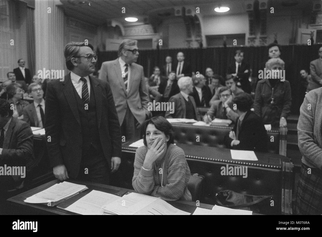 Ein historisches Bild, das Mitglieder der Partei CDA (Christian Democratic Appeal) zeigt, die stimmten, wobei Scholten unter ihnen dafür stimmte. Stockfoto