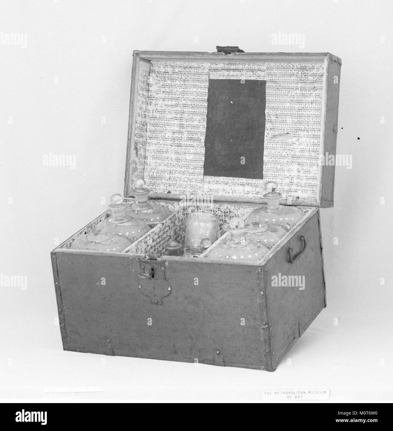 Die betreffende Kantinenbox ist ein Artikel, der häufig militärisch oder im Außendienst eingesetzt wird und für die Aufbewahrung einer Kantine und verwandter Gegenstände zur Hydration und Ernährung bestimmt ist. Das Modell ist in der Sammlung MET (Metropolitan Museum of Art) katalogisiert. Stockfoto