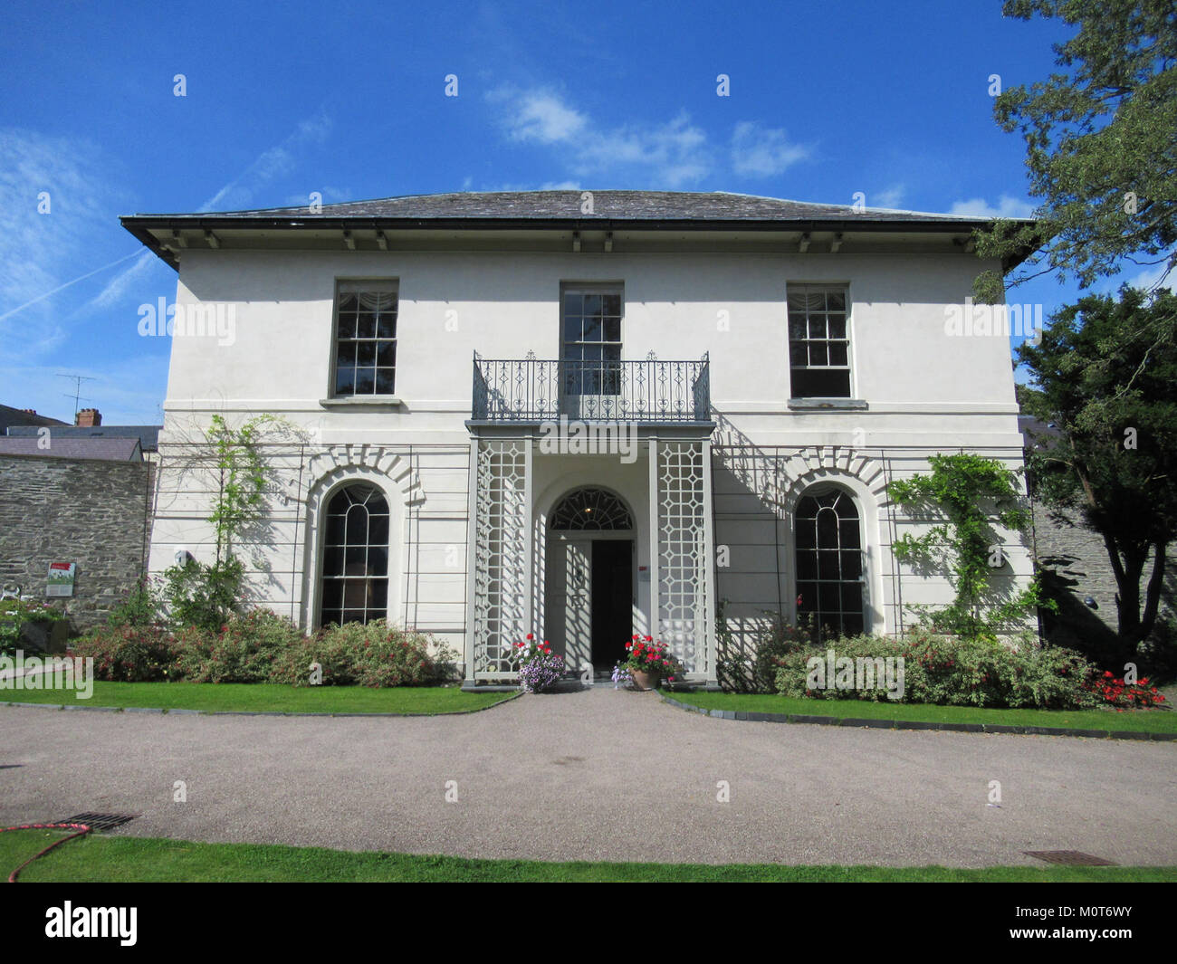 Castle Green House ist ein historisches Herrenhaus in Pasadena, Kalifornien. Das Haus ist für seine architektonische Schönheit bekannt und bietet eine Mischung aus viktorianischen, italienischen und Mission Revival Stilen, die die kulturelle Geschichte der Gegend widerspiegeln. Stockfoto