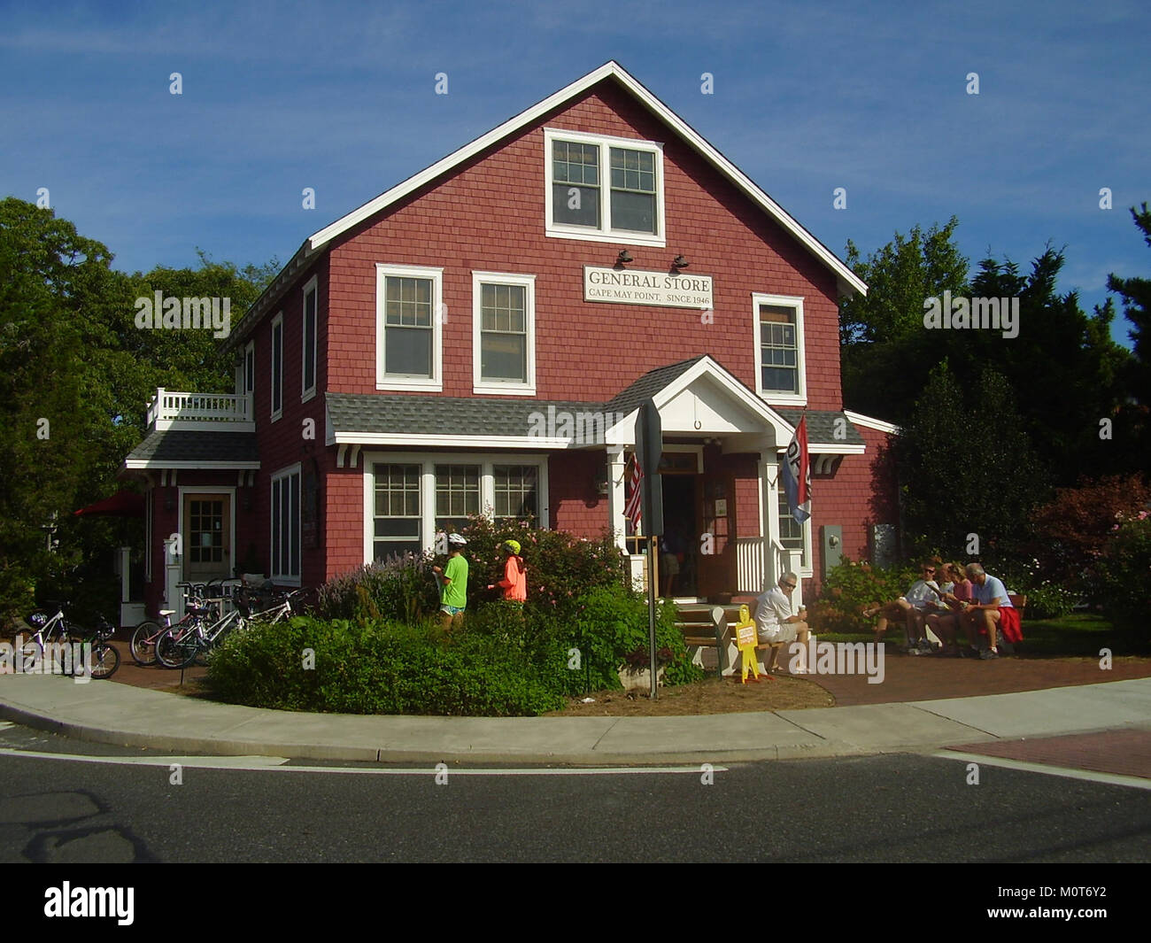 Der Cape May Point General Store ist ein historisches Wahrzeichen in Cape May Point, New Jersey. Das Geschäft dient der lokalen Gemeinde seit Jahrzehnten, bietet eine Vielzahl von Waren und wurde zu einem Symbol für das Erbe und den Charme der Kleinstadt. Stockfoto