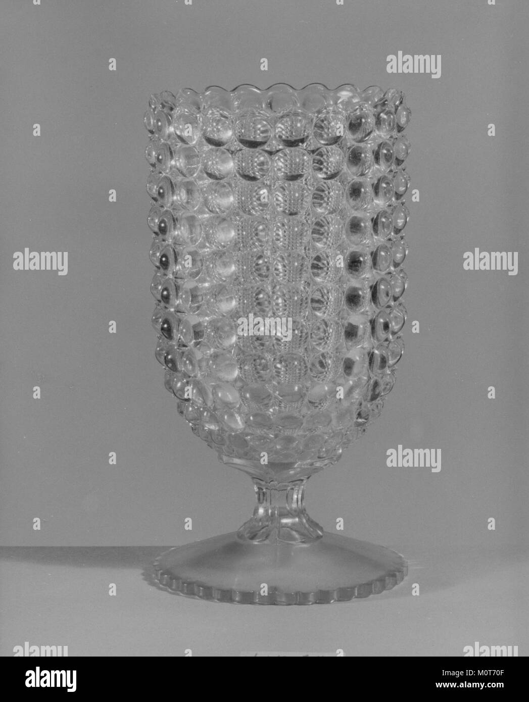 Die im Metropolitan Museum of Art untergebrachte Sellerie Vase ist ein schönes Beispiel für dekorative Kunst aus dem 19. Jahrhundert. Sein kompliziertes Design und die Verwendung von Materialien machen es zu einem bedeutenden Stück amerikanischer Kunst. Stockfoto