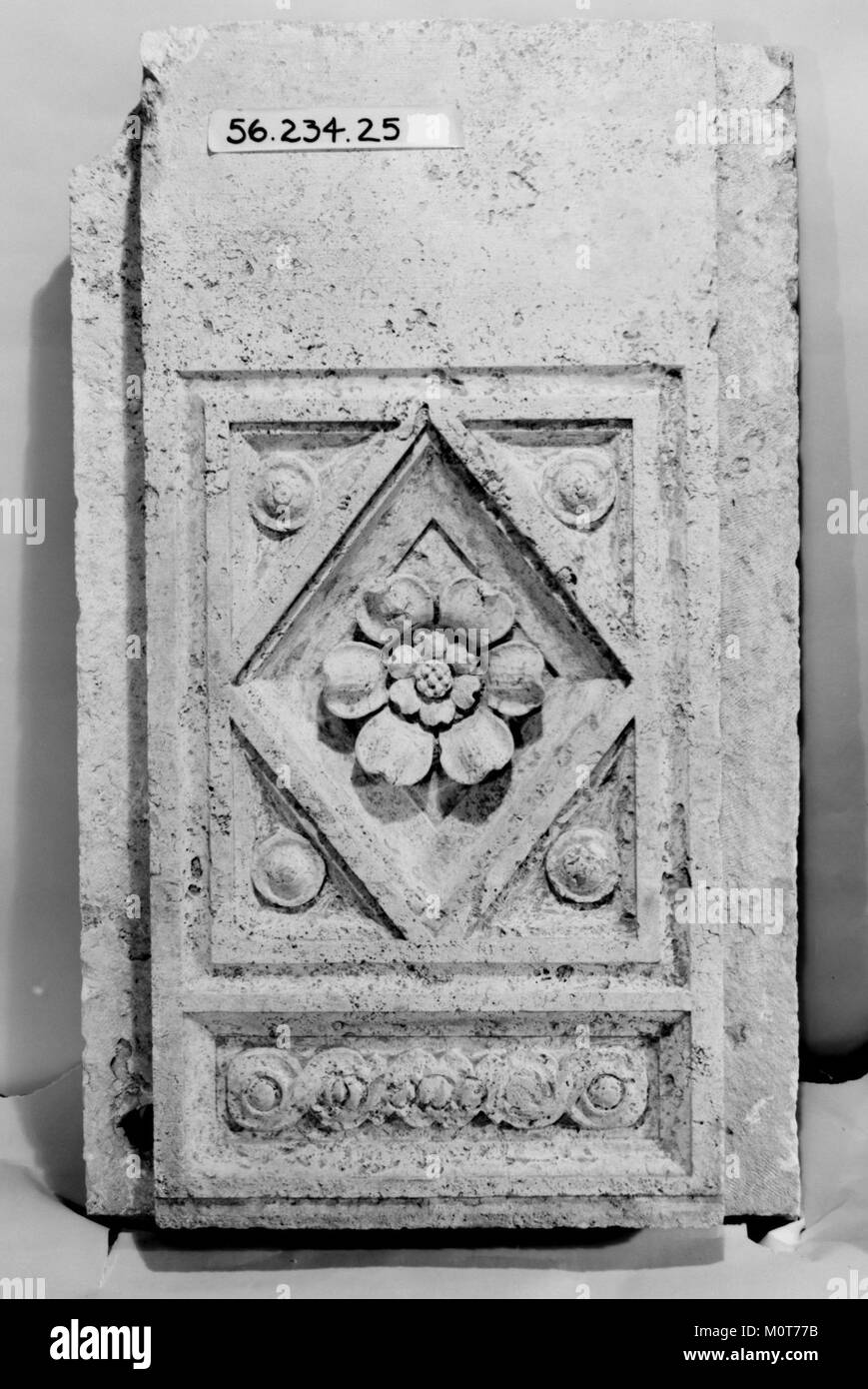 Cantoria ist ein skulpturales Relief, das einen Chor singender Kinder darstellt, der vom italienischen Renaissance-Künstler Luca della Robbia geschaffen wurde. Sie befindet sich im Metropolitan Museum of Art Stockfoto