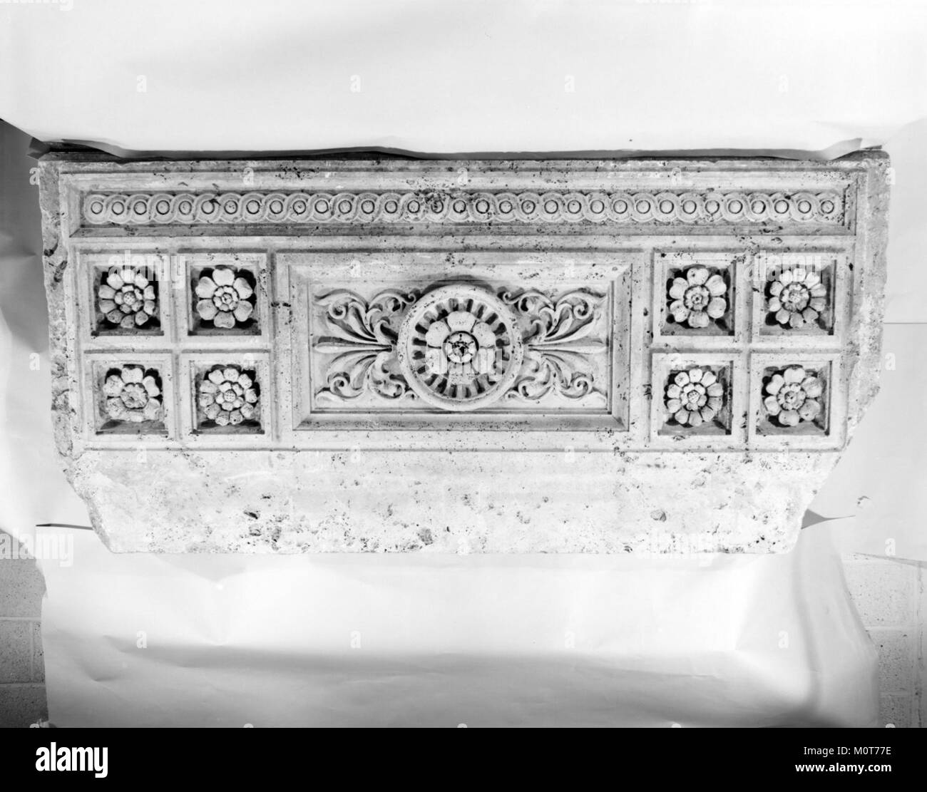 Cantoria MET 170768 ist ein berühmtes Kunstwerk im MET Museum, das eine Gruppe von Sängern in einem traditionellen oder religiösen Setting zeigt und künstlerische Techniken aus einer bestimmten historischen Periode zeigt. Stockfoto