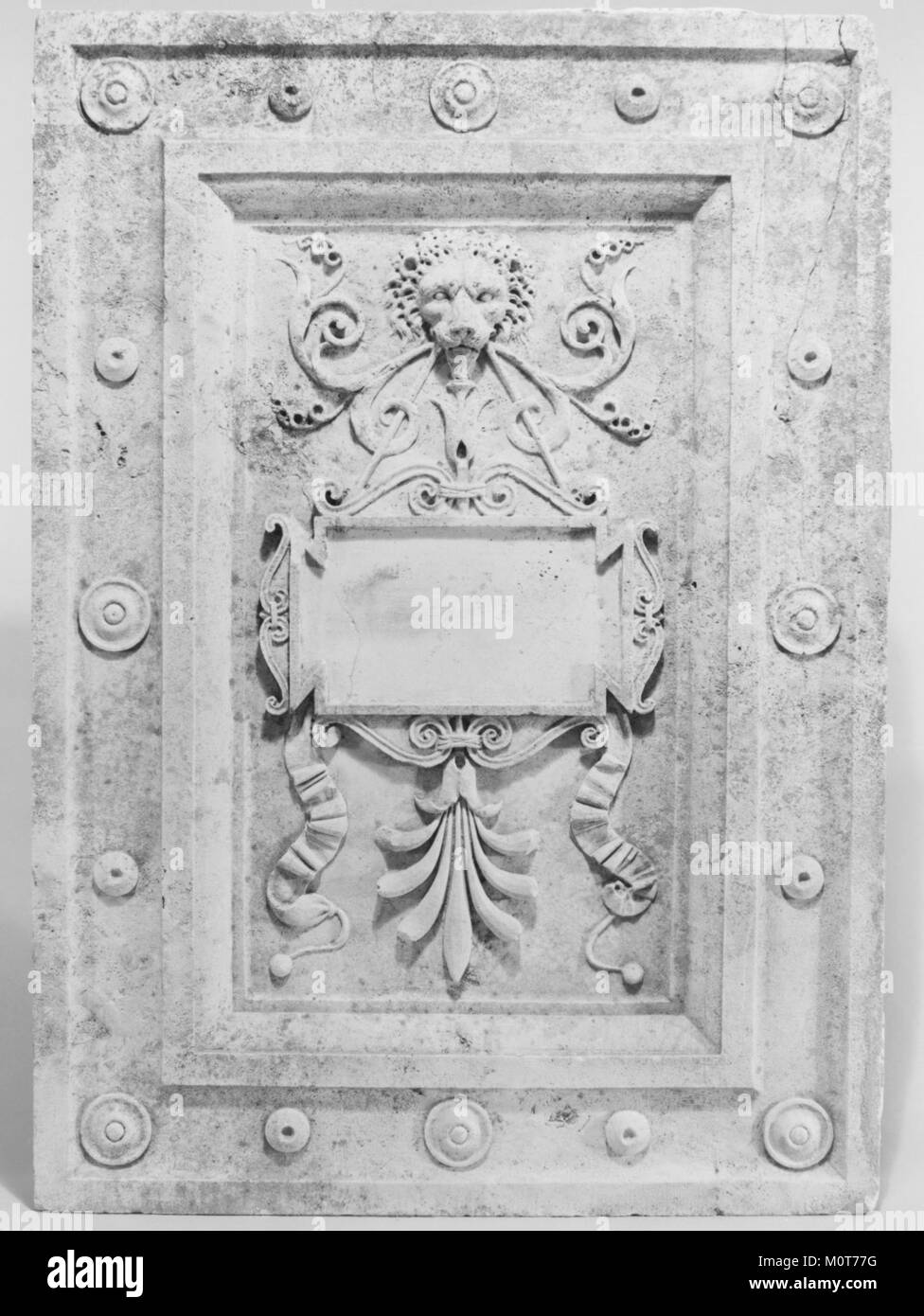 Dieses Kunstwerk mit dem Titel Cantoria ist im Metropolitan Museum of Art (MET) untergebracht und repräsentiert die geschickte Verwendung von Figuren in der italienischen Renaissance-Kunst, die kulturelle und religiöse Themen reflektieren. Stockfoto