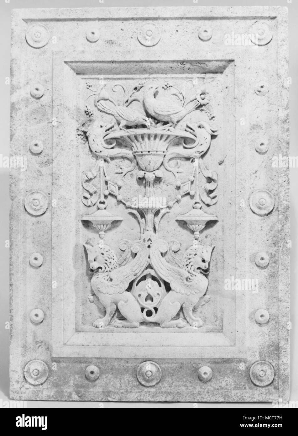 Cantoria ist ein Kunstwerk aus der Renaissance, das im Metropolitan Museum of Art untergebracht ist und Szenen aus Musik und Chor mit exquisiten Details darstellt. Stockfoto