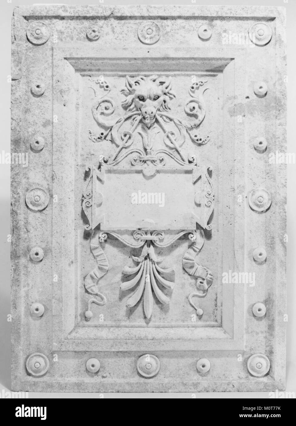 Cantoria bezieht sich auf einen Chor oder Chorteil, oft in einem religiösen oder kulturellen Kontext. Das als 170771 katalogisierte MET-Artefakt bezieht sich wahrscheinlich auf ein Kunstwerk oder ein musikalisches Artefakt, das mit diesem Konzept zusammenhängt und dessen historische und kulturelle Bedeutung erforscht. Stockfoto