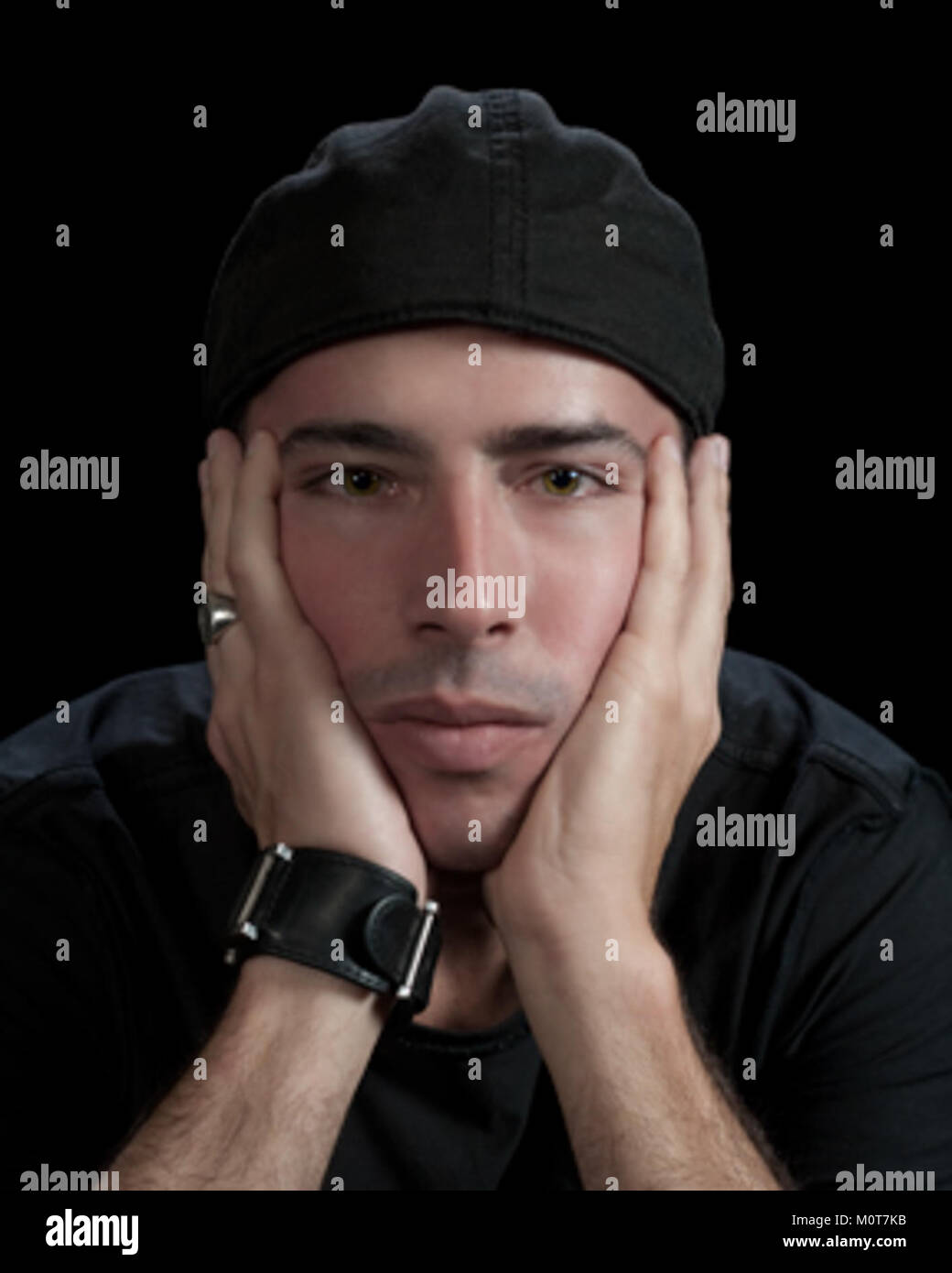 Carlos Pintado wird auf einem Foto auf einer Buchmesse festgehalten, das seine Anwesenheit bei der Veranstaltung zeigt. Das Foto unterstreicht die kulturelle Bedeutung solcher Zusammenkünfte für die Förderung der Literatur. Stockfoto