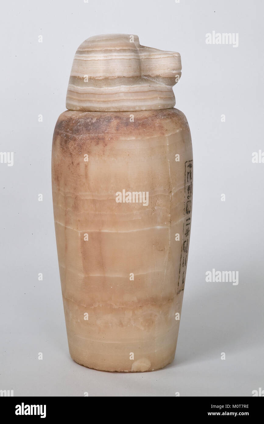 Der Deckel des Canopic-Gefäßes, Teil einer Sammlung des Metropolitan Museum of Art, ist ein altägyptisches Artefakt. Es wurde bei der Mumifizierung verwendet, um innere Organe zu halten und weist komplizierte Schnitzereien auf. Stockfoto