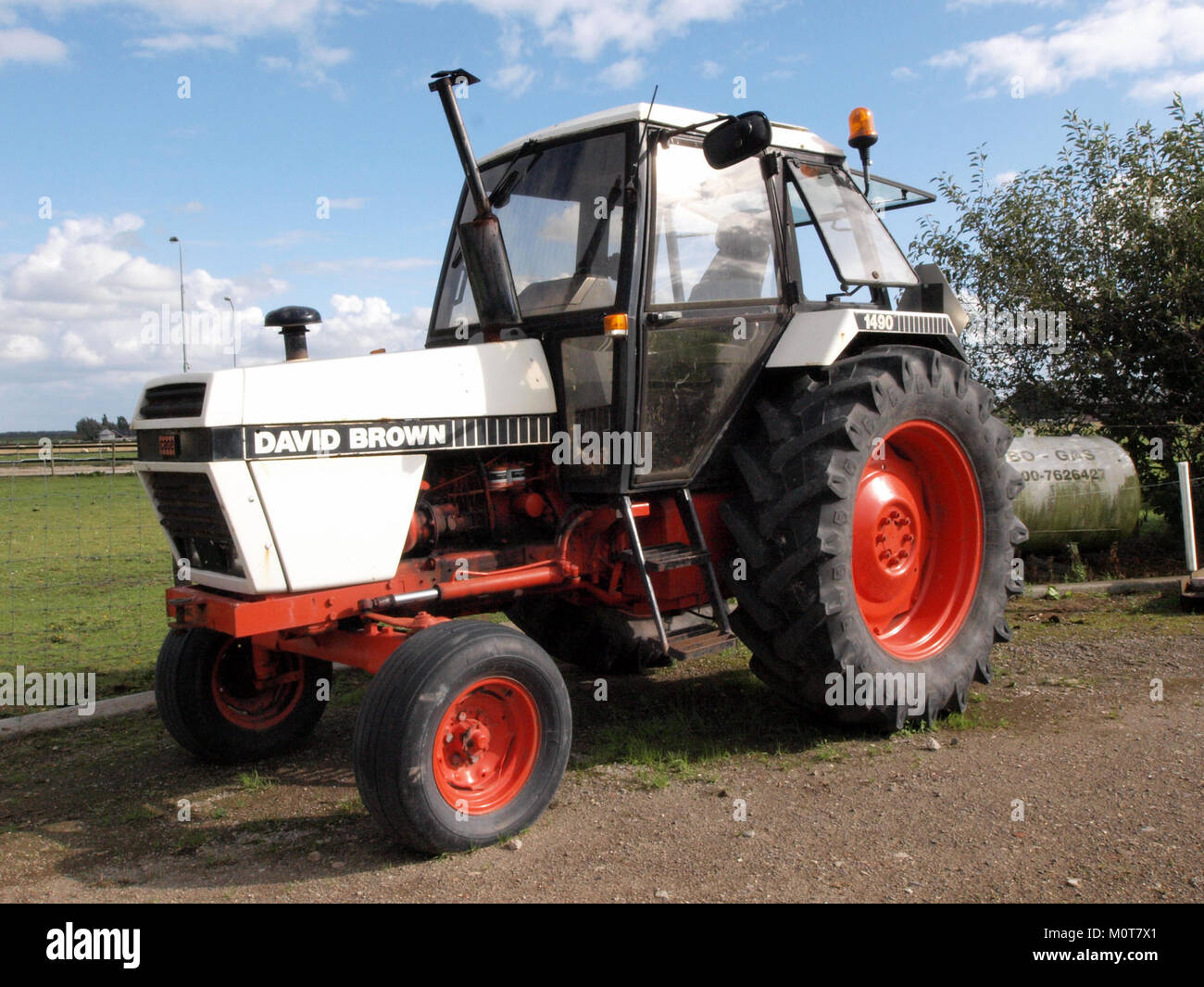Der Case David Brown p141 bezieht sich auf ein Traktormodell von Case David Brown, das für seine mechanische Effizienz und seinen Nutzen in der Landwirtschaft bekannt ist. Dieses Modell war Teil einer Serie, die in der Landwirtschaft und im Baugewerbe eingesetzt wurde. Stockfoto