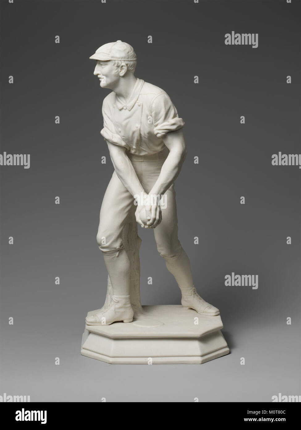 Dieses Bild zeigt einen Fänger aus einem Baseballspiel, der als Teil einer Sportfotografiesammlung aufgenommen wurde und sich auf die Position des Athleten und die Action während des Spiels konzentriert. Stockfoto