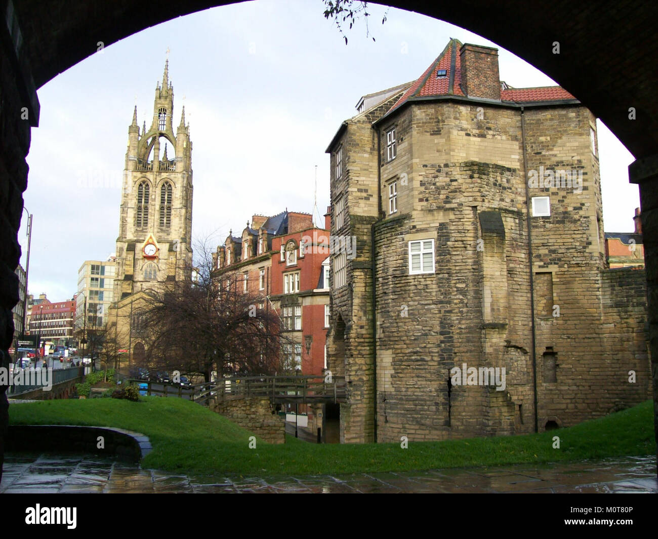 Die Kathedrale und das Schwarze Tor in Newcastle, England, sind wichtige historische und architektonische Wahrzeichen. Die Kathedrale ist für ihre atemberaubende gotische Architektur bekannt, während das Schwarze Tor, ein Teil der mittelalterlichen Stadtmauer, Einblicke in die Verteidigungsstrukturen und die Geschichte der Region bietet. Stockfoto