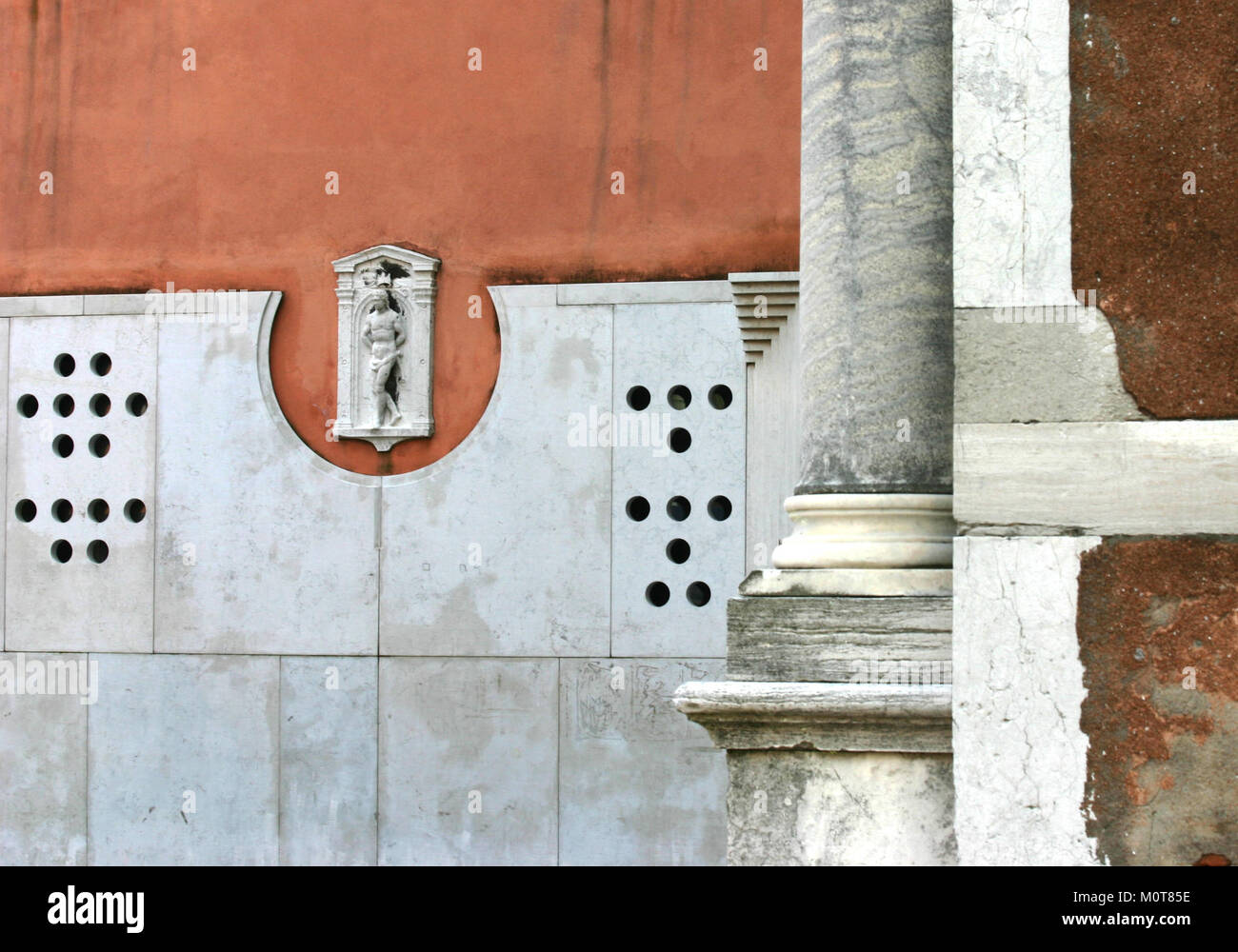 Carlo Scarpaâ Design des Santa Marta Gebäudes in Venedig spiegelt seinen modernistischen Stil wider und verbindet zeitgenössische Architektur mit traditionellen venezianischen Elementen. Die Struktur unterstreicht die innovative Nutzung von Raum und Materialien in Scarpaâ. Stockfoto