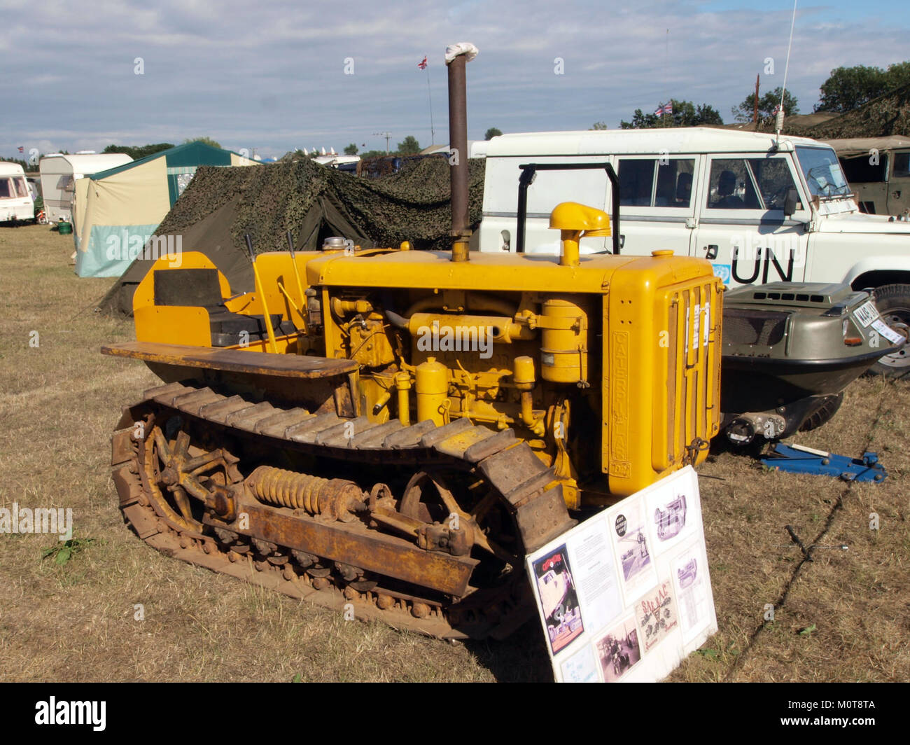 Der Caterpillar Airfield Tractor ist ein Schwerlastfahrzeug, das für den Einsatz am Flughafen am Boden entwickelt wurde und das Abschleppen von Flugzeugen und andere wichtige Dienste auf dem Rollfeld unterstützt. Stockfoto