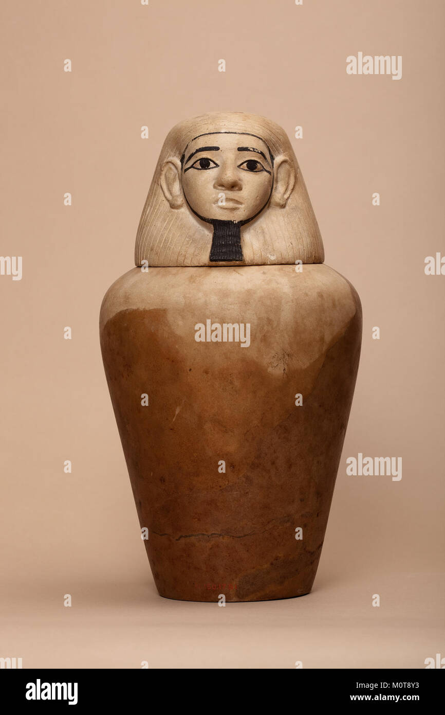 Dieses Kanopenglas, Teil der MET-Sammlung, gehörte der Lady Nephthys. Es wurde in altägyptischen Begräbnispraktiken verwendet, um die inneren Organe des Verstorbenen zu lagern und typische Grabkunst und Handwerkskunst zu zeigen. Stockfoto