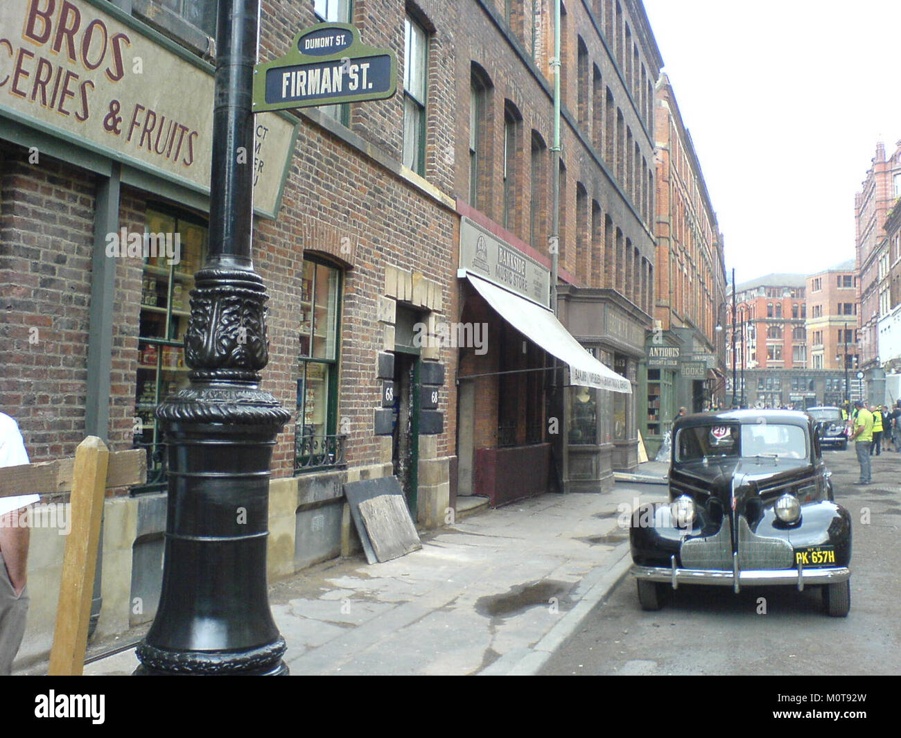 Das Captain America Set enthält verschiedene Sammlerstücke, die von der Marvel Comics-Figur inspiriert sind. Dieses Set zeigt Merchandise zum legendären Schild und Kostüm des Superhelden. Stockfoto