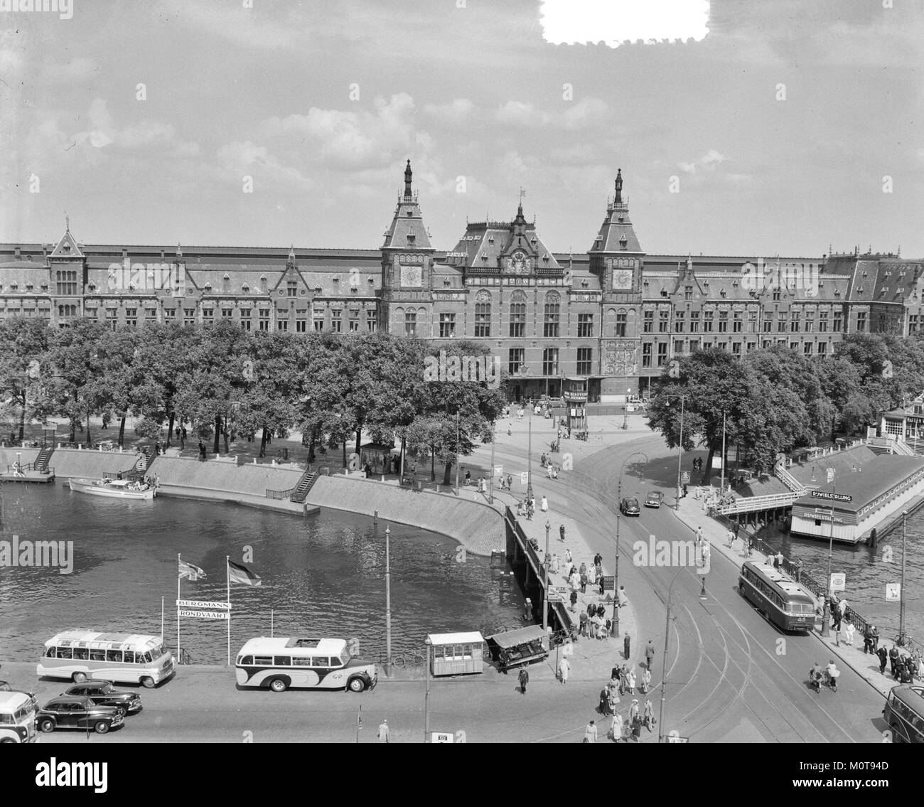 Centraal Station ist ein wichtiger Bahnhof in Amsterdam, Niederlande, der als wichtiger Verkehrsknotenpunkt dient. Der Bahnhof ist bekannt für seine große Architektur und seine zentrale Rolle bei der Verbindung der Stadt mit nationalen und internationalen Zielen. Stockfoto
