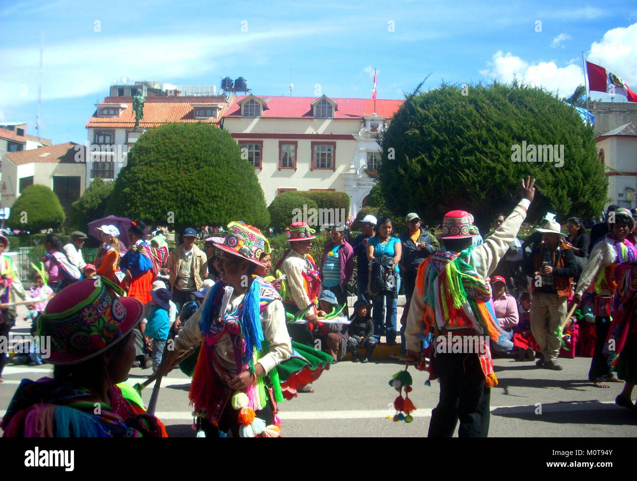 Carnaval de Paucarcolla, das in Puno, Peru, gefeiert wird, ist ein traditionelles Festival mit farbenfrohen Kostümen, Musik und Tanz, das das kulturelle Erbe der regionâ hervorhebt. Stockfoto