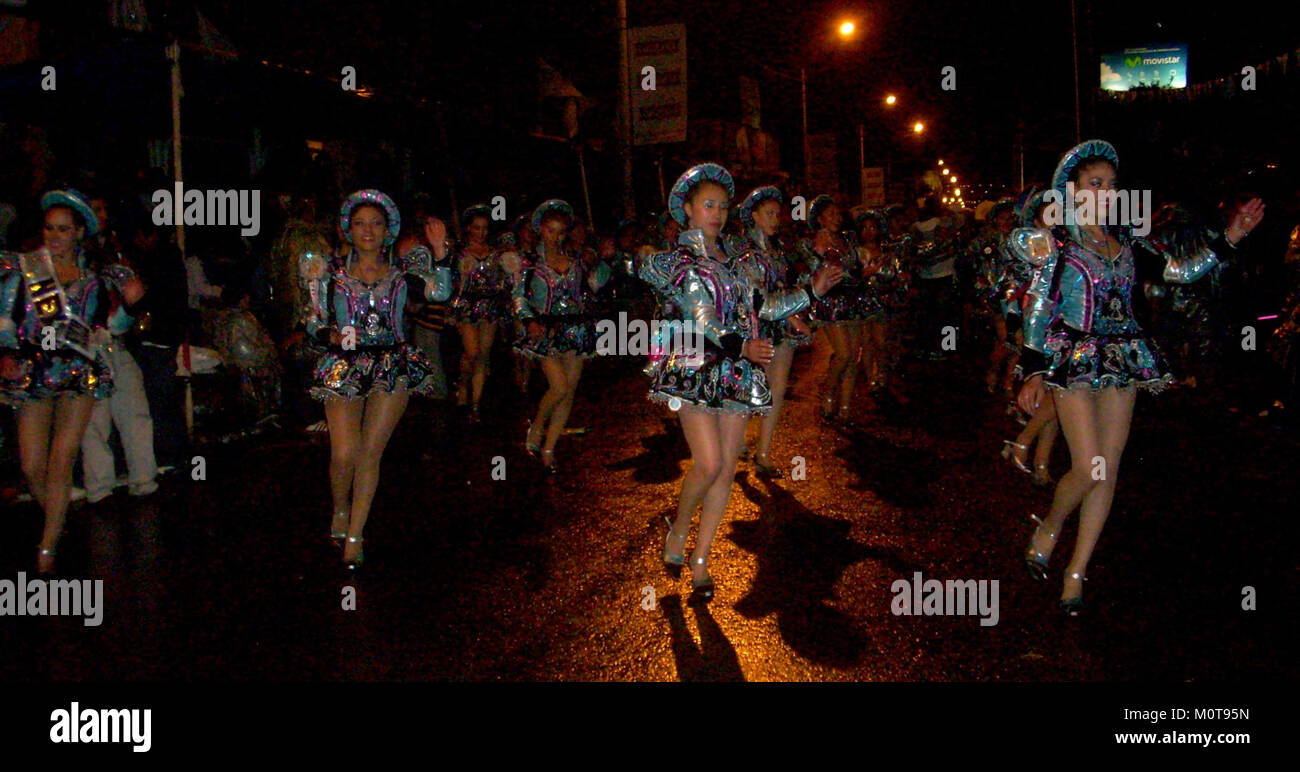 *Caporales* ist eine traditionelle Tanz- und Kulturvorstellung aus Puno, Peru. Der Tanz, geprägt von energischen Bewegungen und lebhaften Kostümen, ist ein wichtiger Teil der Anden-Kulturfeste und -Feiern, insbesondere während der *Fiesta de la Candelaria*. Stockfoto