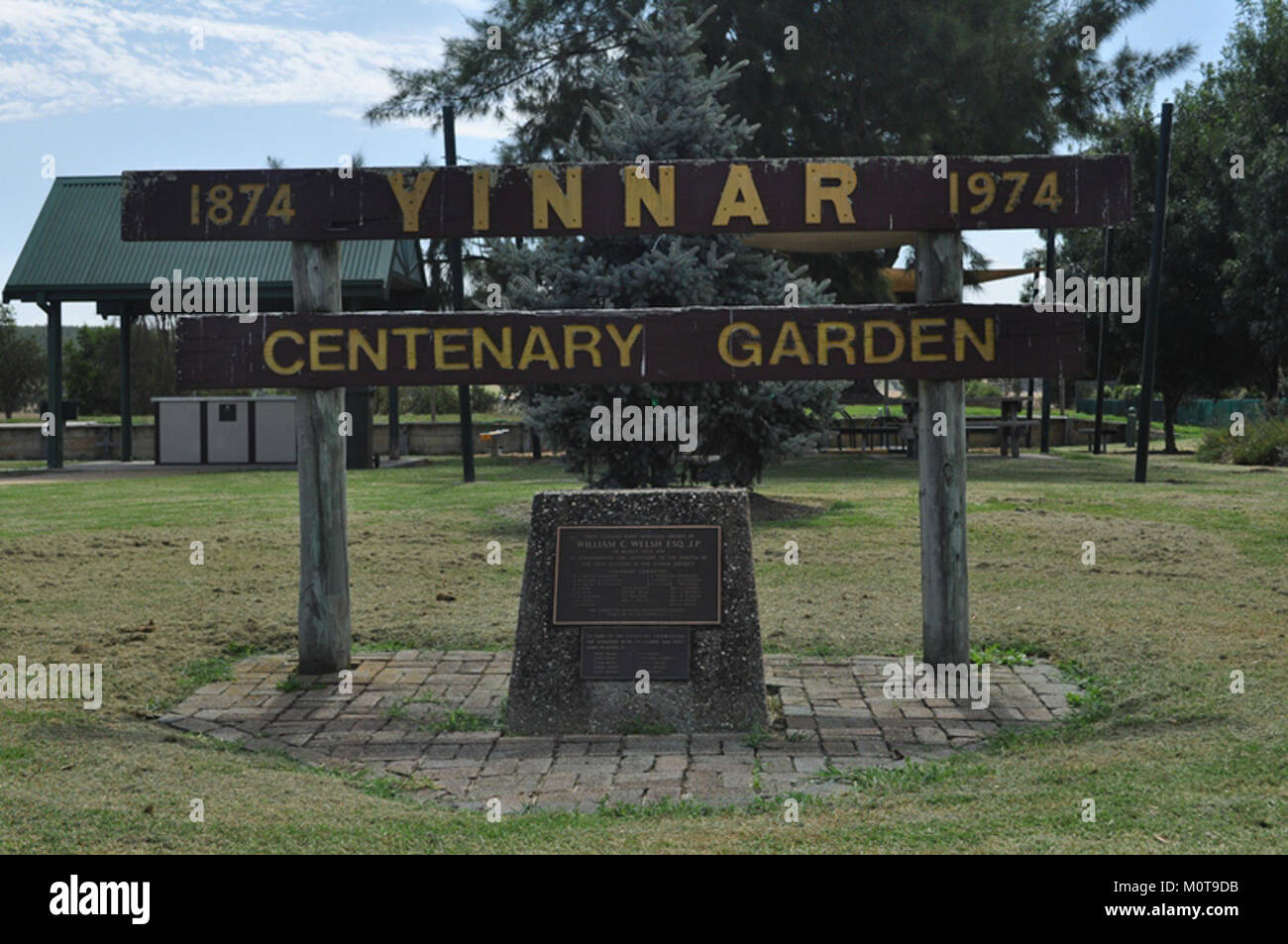 Das 100-jährige Gartenschild markiert den Eingang zu einem historischen Garten, der hundert Jahre des Gartenbaus und der Gemeinschaft feiert. Stockfoto
