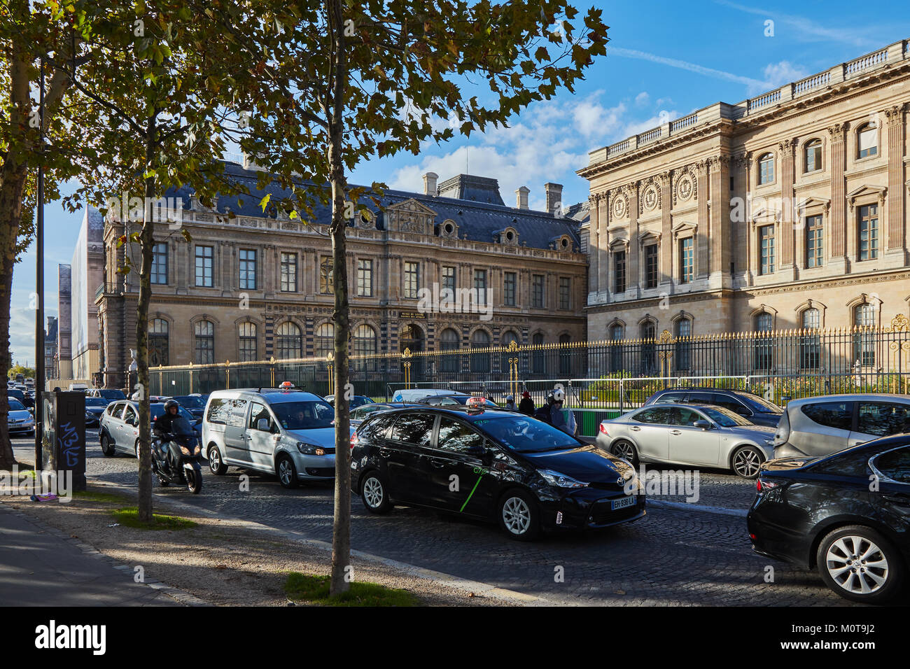 Paris, Frankreich, 3. Oktober 2017: Verkehr Straße auf der Straße in der Nähe von Louvre Pyramide Musée du Louvre oder das Grand Louvre Museum. Stockfoto