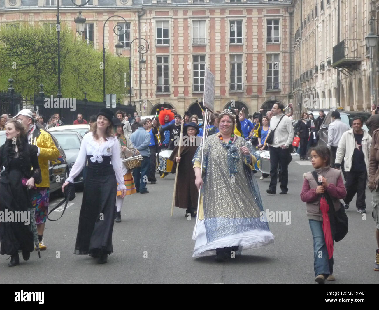 Der „Carnaval des Femmes 2011“ ist eine Veranstaltung, bei der die weibliche Ermächtigung und Kunstfertigkeit durch lebendige Kostüme, Musik und Tanz gefeiert wird. Dieses Foto fängt die dynamische Atmosphäre der Feier ein und zeigt die lebhafte Teilnahme von Frauen am Karneval. Stockfoto