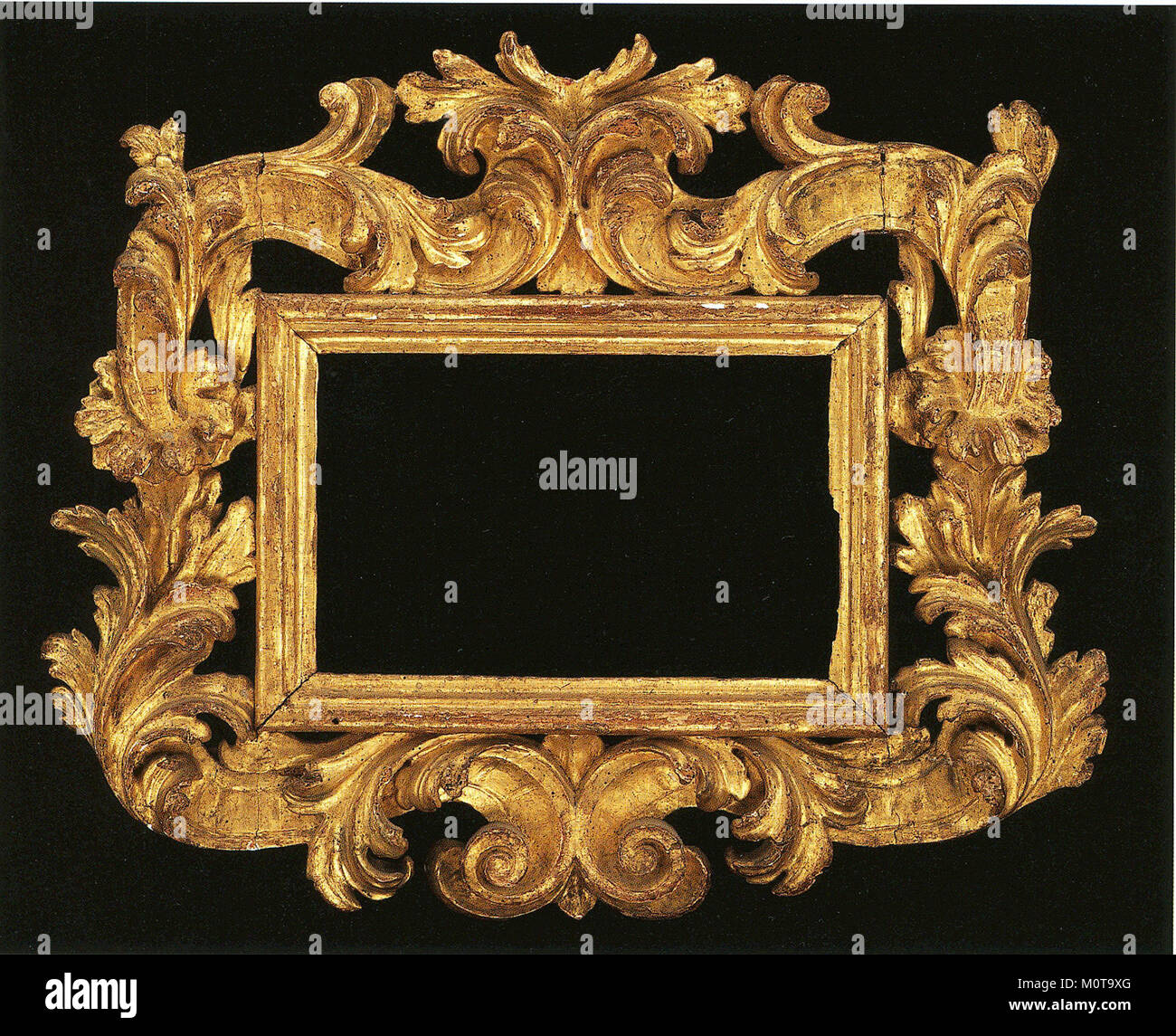 Der Cauliculi-Rahmen ist ein Teil der MET-Kollektion und zeigt feine Handwerkskunst und Design. Es ist Teil der Sammlung historischer Artefakte und dekorativer Kunst des Museums. Stockfoto