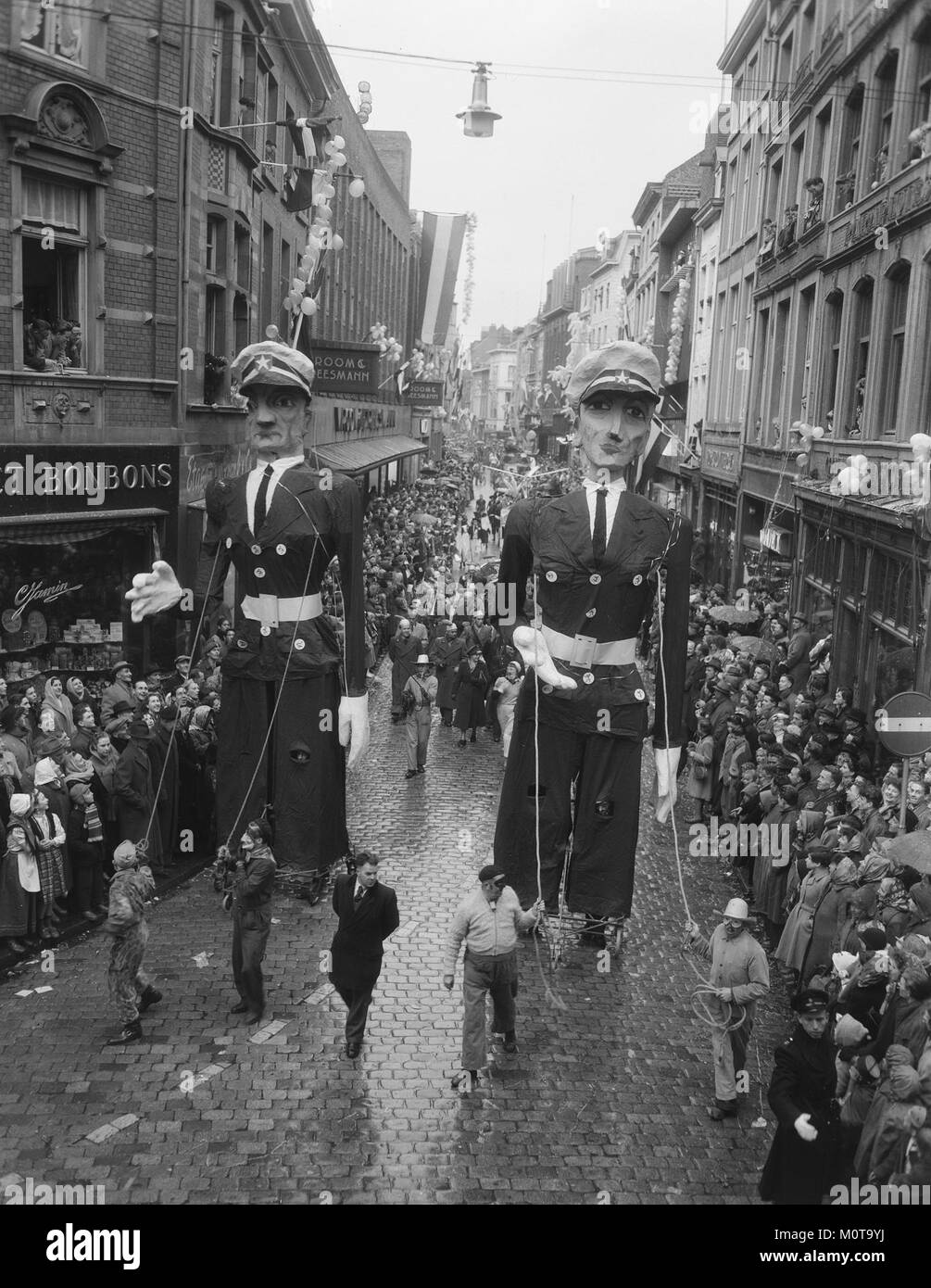 Dieses Bild zeigt die Karneval-Maastricht-Parade, eine lebendige kulturelle Veranstaltung in den Niederlanden. Es unterstreicht den festlichen Geist und die raffinierten Kostüme, die integraler Bestandteil der Feier sind. Stockfoto