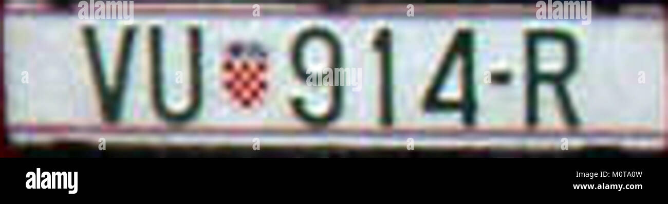 Dieses Bild zeigt ein Autokennzeichen aus Vukovar, einer Stadt in Kroatien. Das Schild repräsentiert die moderne Infrastruktur der Stadt und ihren Platz im regionalen Verkehrsnetz. Stockfoto