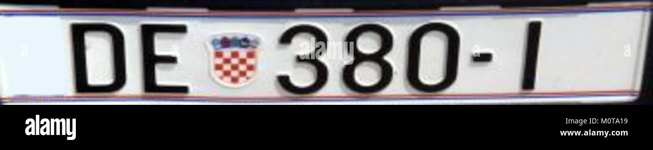 Ein Foto eines Autokennzeichens aus Delnice, einer Stadt in Kroatien, das sein regionales Design und seine Nummer zeigt. Stockfoto