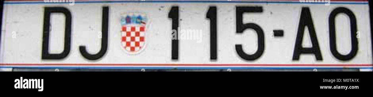 Dieses Bild zeigt ein Autokennzeichen aus Djakovo, einer Stadt in Kroatien. Das Schild ist ein typisches Kennzeichen für das Fahrzeugkennzeichen, das in der Region verwendet wird und typische kroatische Designelemente aufweist. Stockfoto