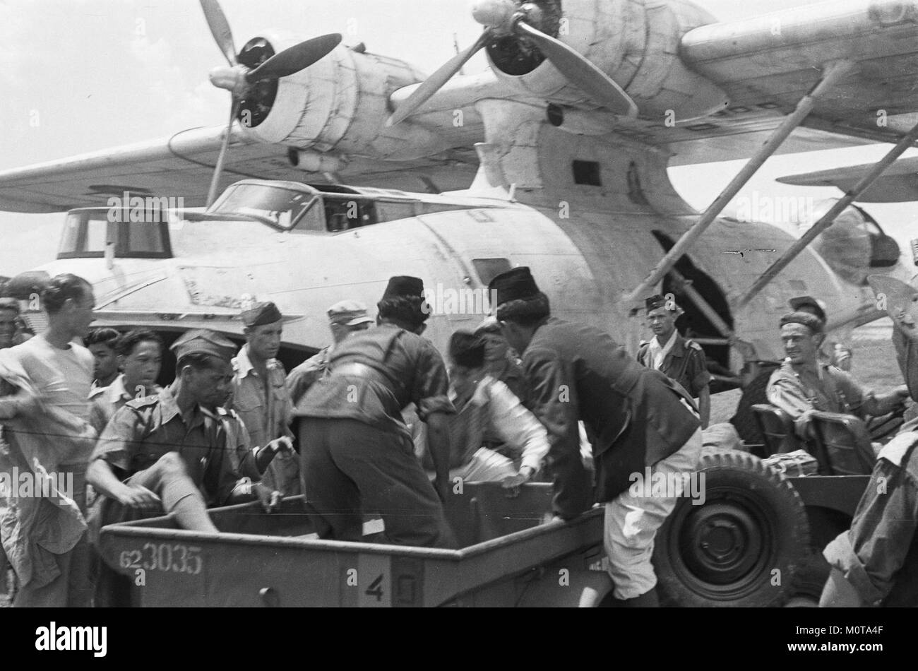 Ein Katalina-Flugboot aus der Republik landet am Flughafen Djokjakarta, das in diesem historischen Bild festgehalten wird. Das besondere Design des Flugzeugs und seine Rolle bei Militär- und Transportmissionen verdeutlichen die Einsatzbereitschaft dieser Flugzeuge während dieser Zeit. Stockfoto