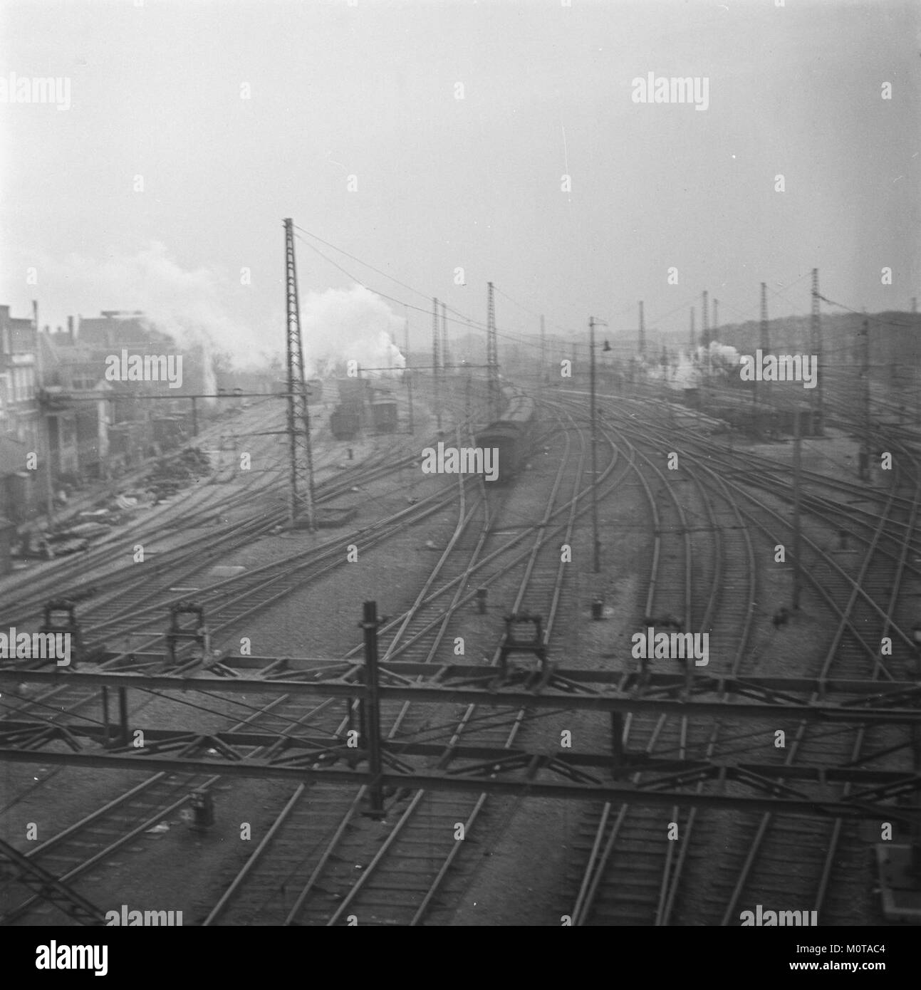 Der Centraal Bahnhof in Amsterdam ist ein wichtiger Verkehrsknotenpunkt, der für seine unverwechselbare Architektur und seine zentrale Lage bekannt ist. Sie spielt eine wichtige Rolle im Transitsystem und im kulturellen Leben der Stadt. Stockfoto
