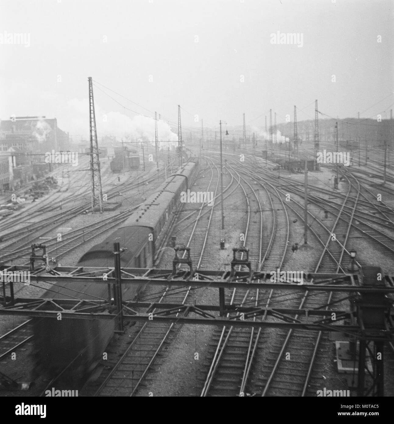 Centraal Station in Amsterdam, Niederlande, ist ein wichtiger Verkehrsknotenpunkt. Dieser historische Bahnhof ist bekannt für seine große Architektur und die zentrale Rolle im öffentlichen Nahverkehr von Amsterdamâ. Stockfoto