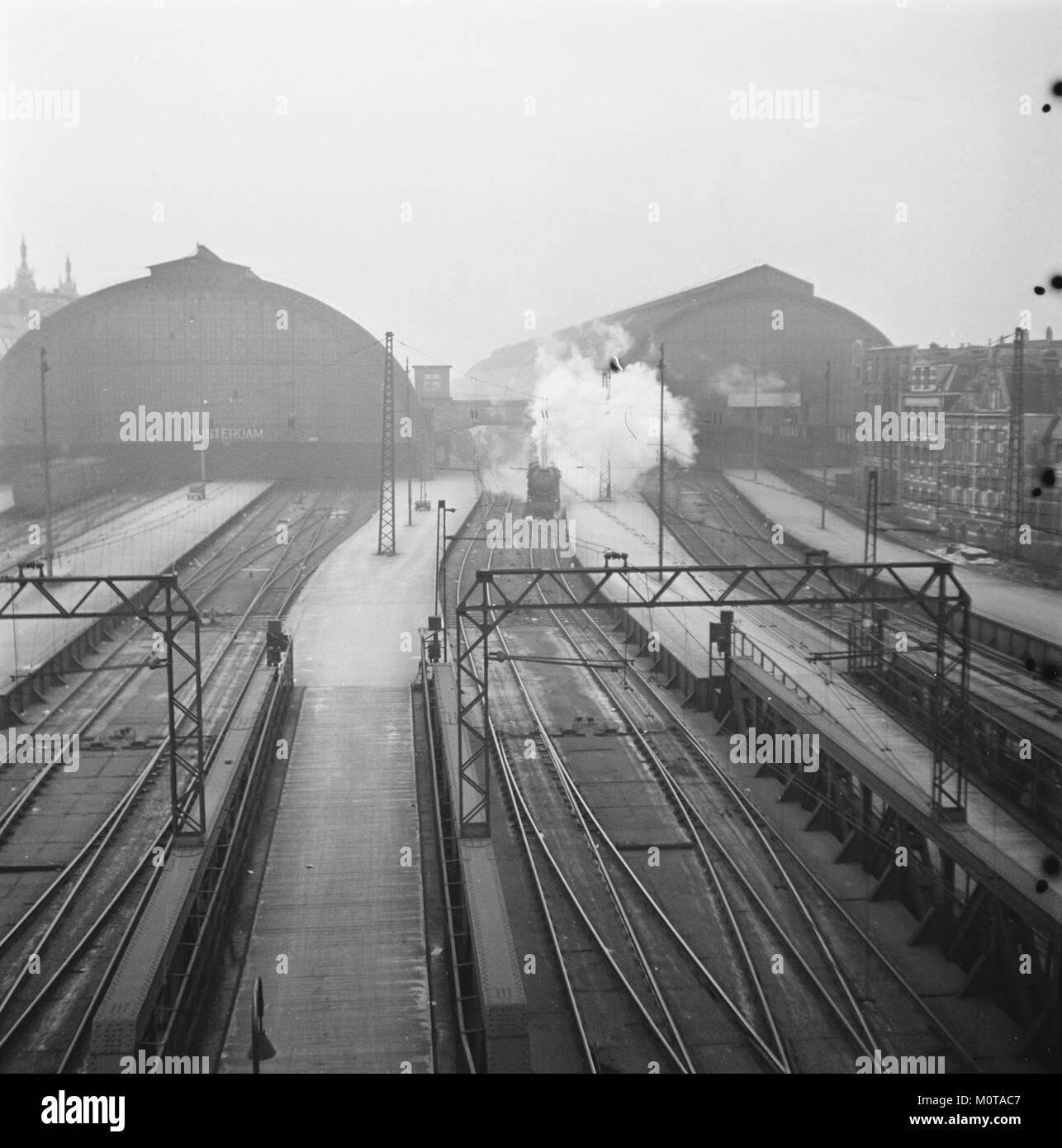Centraal Station in Amsterdam, Niederlande, ist der Hauptbahnhof der Stadt. Es wurde 1889 erbaut und ist ein architektonisches Wahrzeichen, das von Pierre Cuypers im Stil der Neorenaissance entworfen wurde. Der Bahnhof ist bekannt für seine große Fassade, seine komplizierten Details und seine historische Bedeutung als Verkehrsknotenpunkt. Es ist eines der berühmtesten Wahrzeichen Amsterdams und gehört zum UNESCO-Weltkulturerbe. Stockfoto