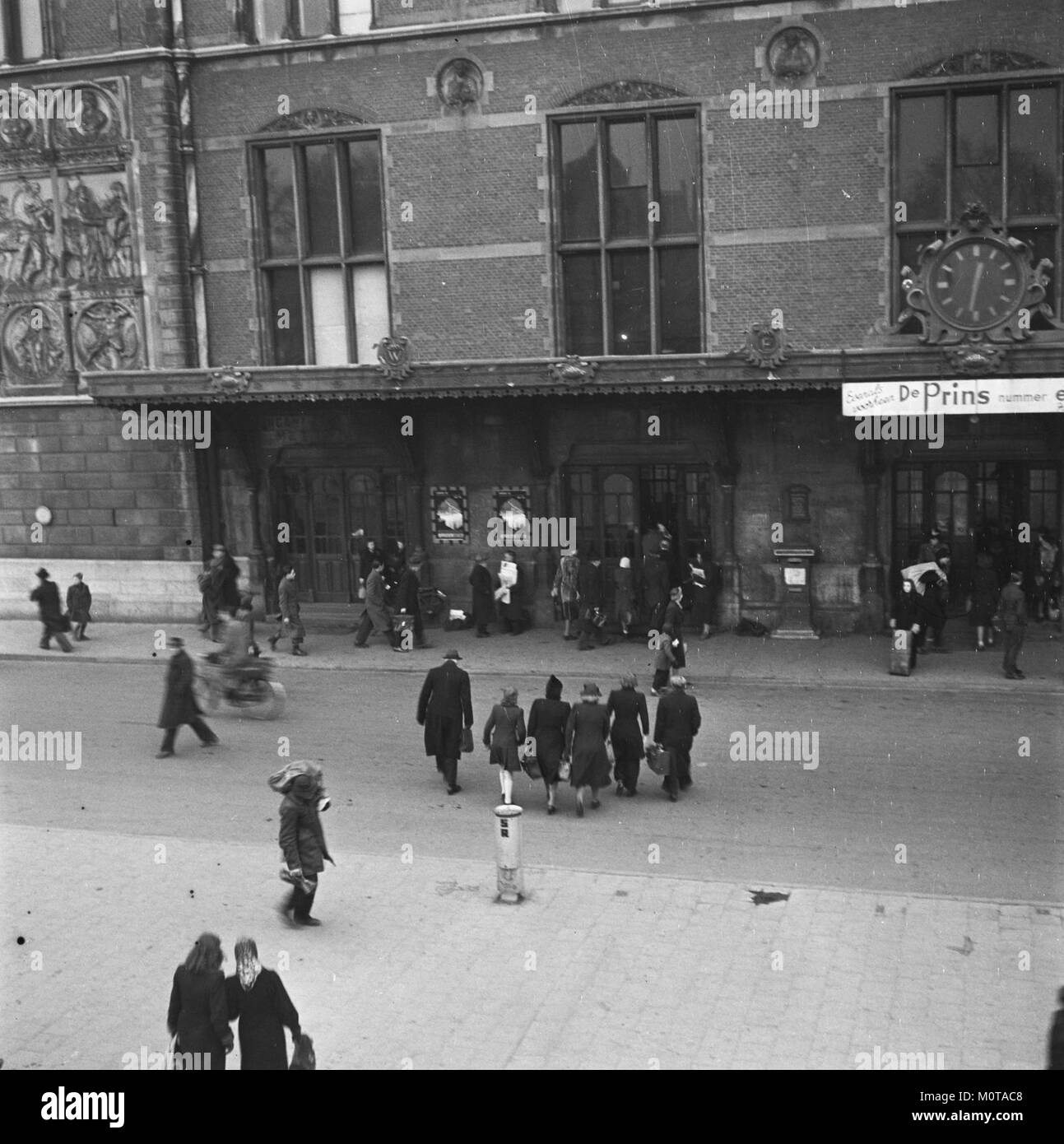Der Centraal Bahnhof in Amsterdam ist ein wichtiger Verkehrsknotenpunkt, der für seinen großen architektonischen Stil und seine zentrale Rolle im Eisenbahnnetz der Stadt bekannt ist. Stockfoto