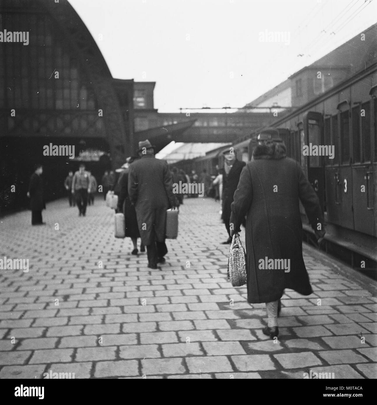 Das Bild zeigt Centraal Station, einen berühmten Bahnhof in Amsterdam. Bekannt für sein architektonisches Design, ist der Bahnhof ein wichtiger Verkehrsknotenpunkt, der verschiedene nationale und internationale Routen verbindet und seine Bedeutung für die städtische Infrastruktur von Amsterdam widerspiegelt. Stockfoto