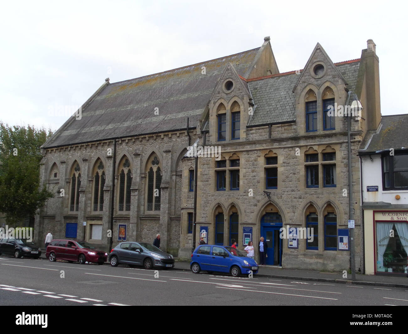 Dieses Bild der Central United Reformed Church in Hove, das im September 2011 aus dem Nordwesten aufgenommen wurde, zeigt das architektonische Design und seine herausragende Position innerhalb der lokalen Gemeinde. Stockfoto