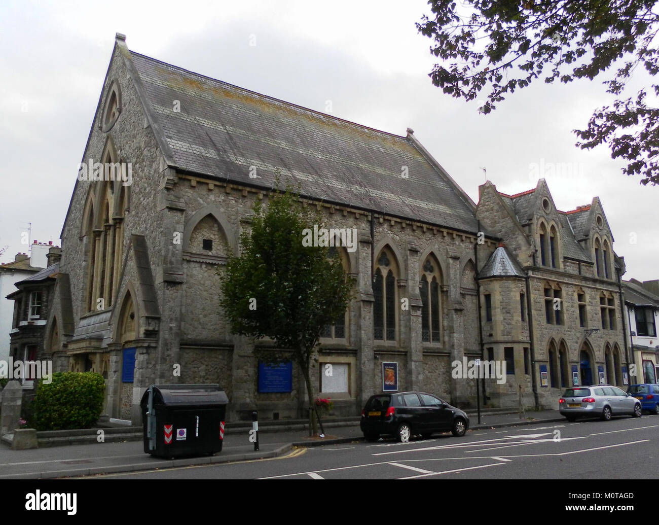 Die Central United Reformed Church befindet sich in Hove, England. Die Kirche ist ein prominentes Beispiel für die englische Kirchenarchitektur und dient weiterhin als aktiver religiöser Ort. Dieses Bild zeigt die Kirche aus Nordosten im September 2011. Stockfoto