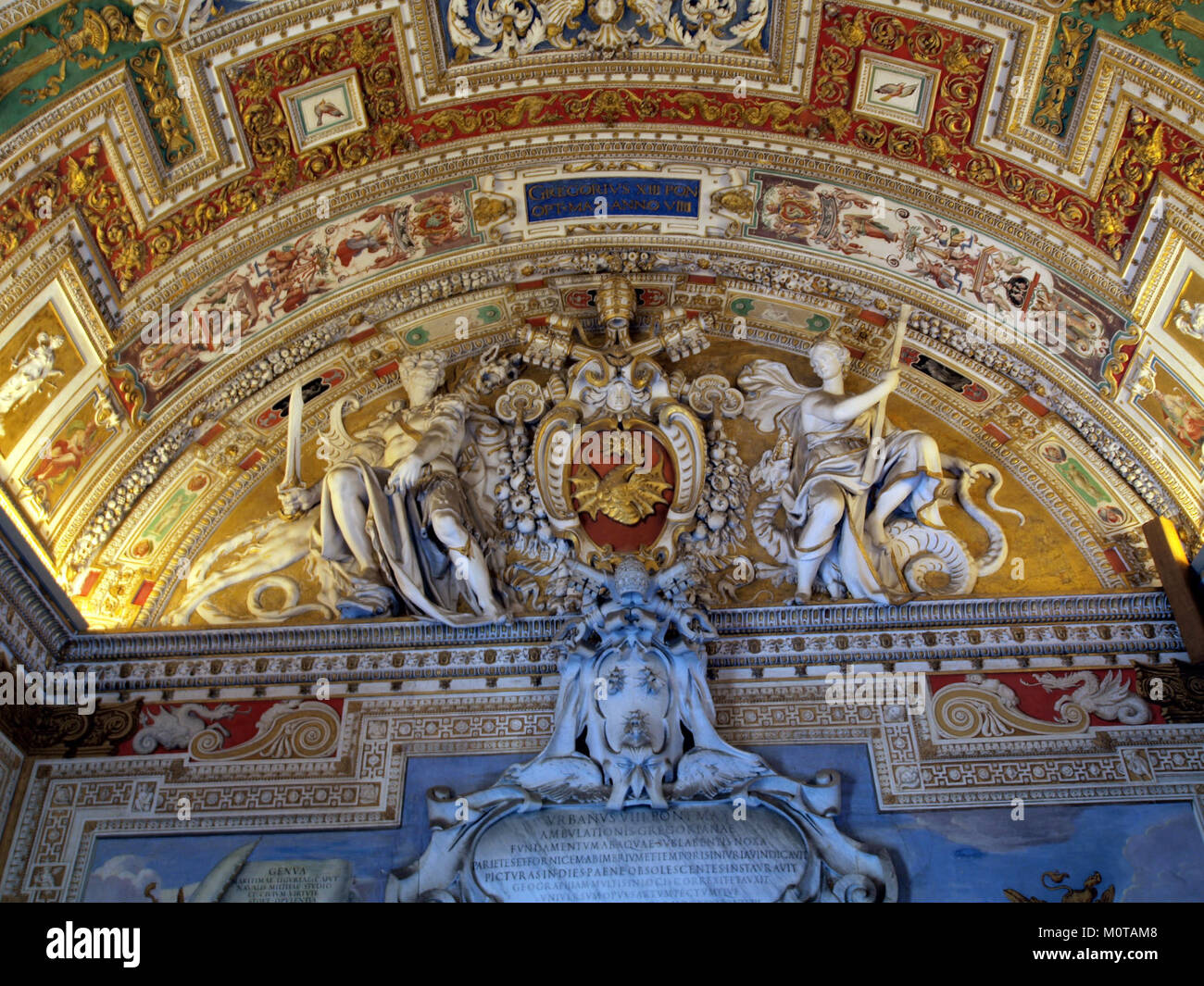Dieses Deckenfoto-43 zeigt eine bedeutende Deckendekoration, die Papst Gregor XIII. Zugeschrieben wurde. Das Kunstwerk aus dem 8. Jahr seines Papsttums spiegelt die religiösen und künstlerischen Traditionen dieser Zeit wider. Das Stück weist wahrscheinlich Elemente des Renaissance- oder Barockstils auf, typisch für religiöse Aufträge des Papsttums während dieser Zeit. Stockfoto